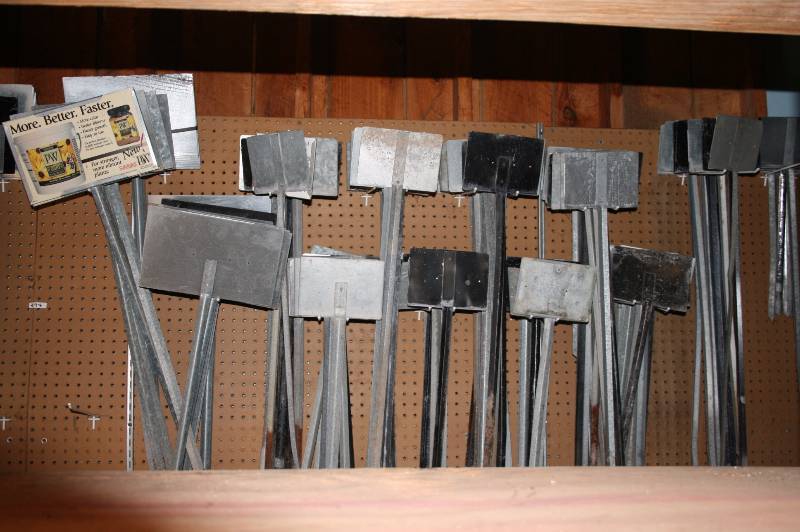 Very large lot of flat sign stakes, multiple sizes