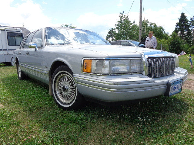 lot 4 image: 1993  LINCOLN TOWNCAR
