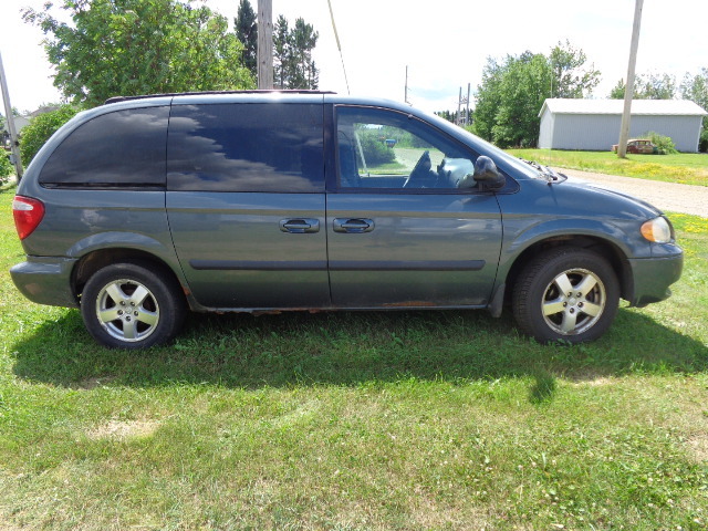 lot 5 image: 2005 DODGE CARAVAN SXT