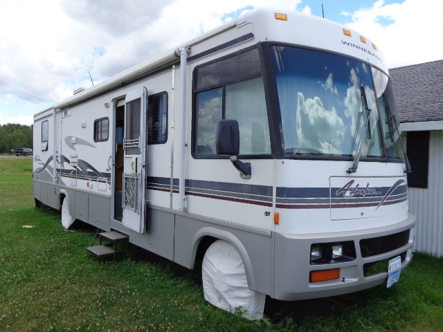 lot 3 image: 1999 Winnebago Adventurer