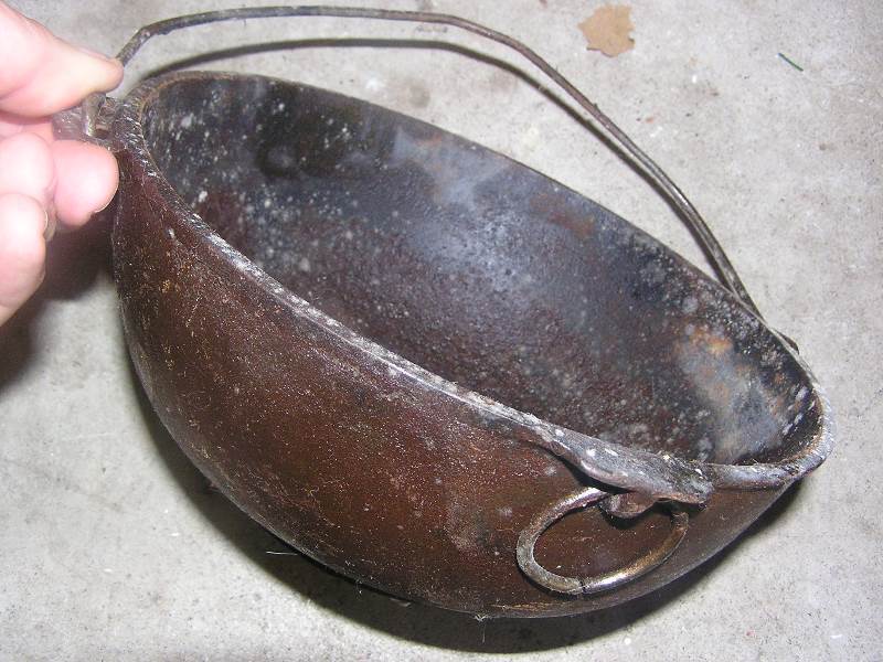 lot 107 image: cast iron scotch bowl (small hole) wagnerware