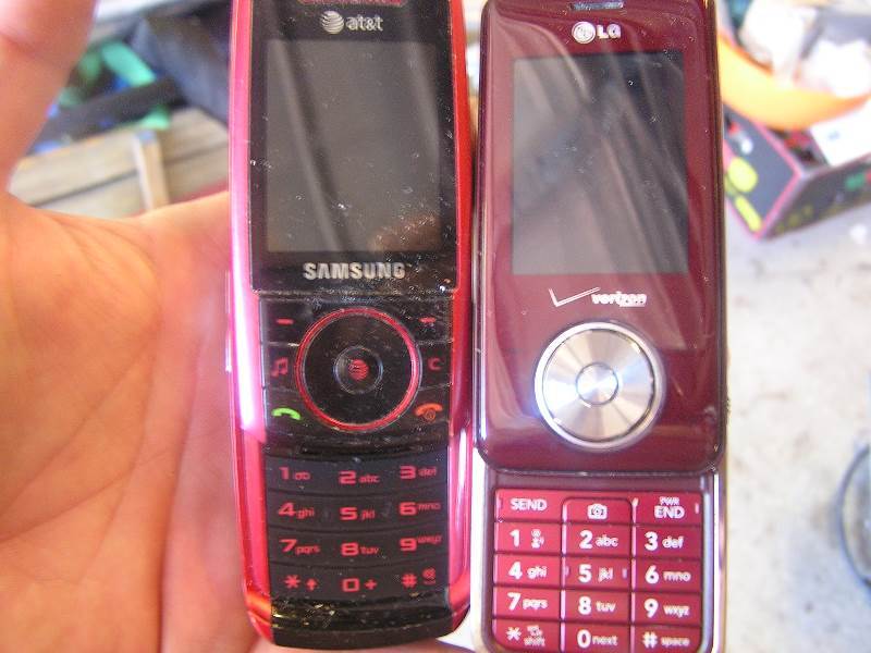 lot 119 image: 2 cell phones (not working