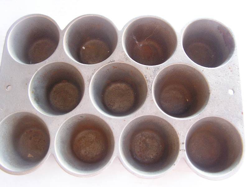 lot 132 image: wagnerware cast iron popover pan nickel plate