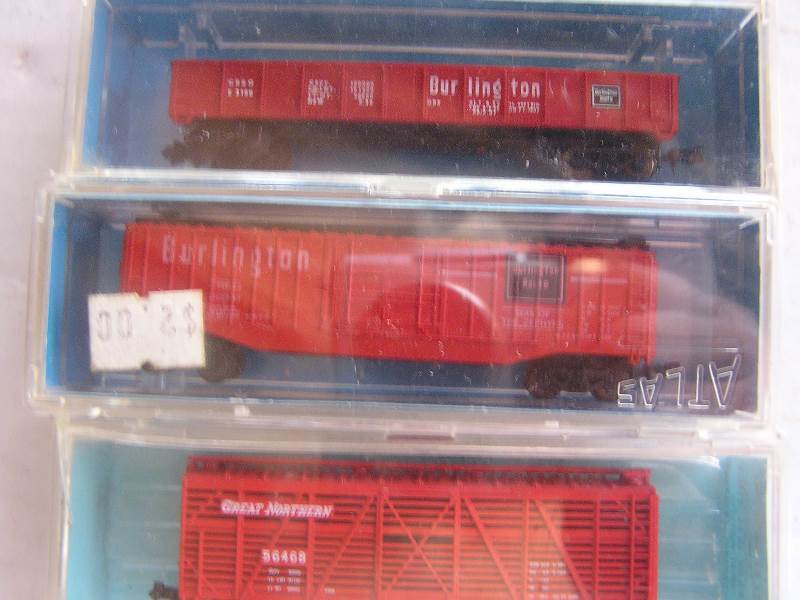 lot 134 image: lot of 3 n gauge train cars