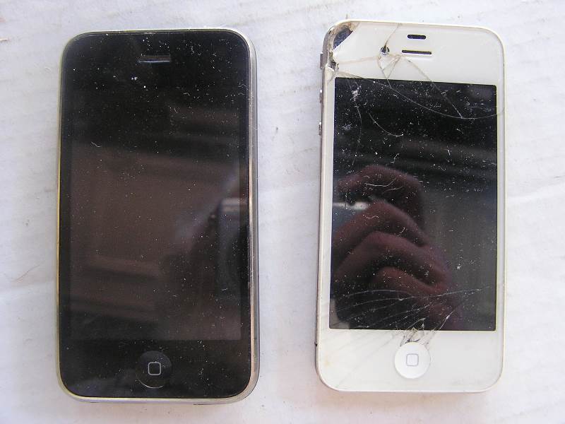 lot 163 image: 2 broken iphones
