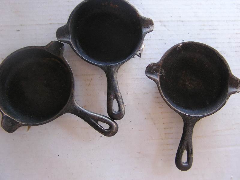 lot 165 image: wagnerware cast iron skillet ashtrays lot of 3