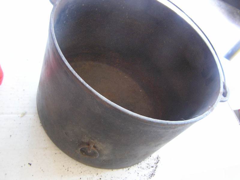 lot 175 image: wagner cast iron kettle #9  flat bottom