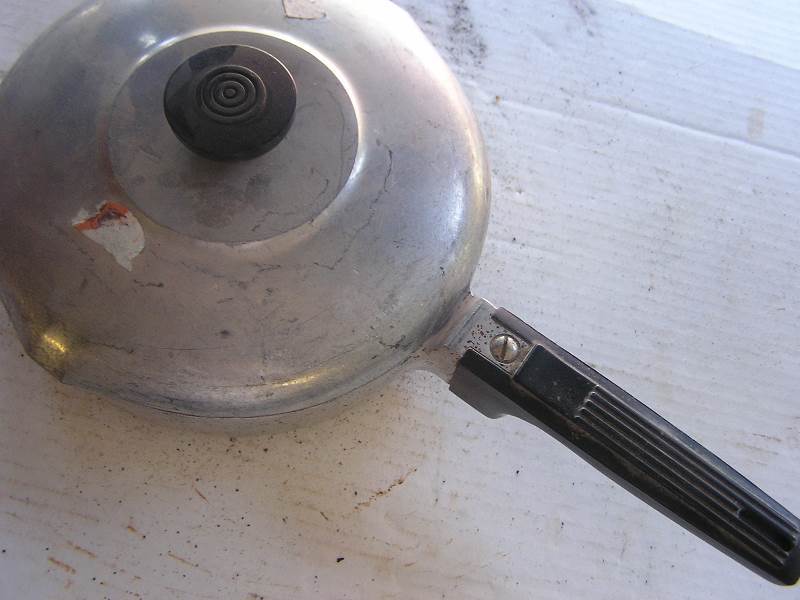 lot 176 image: wagnerware magnalite covered skillet