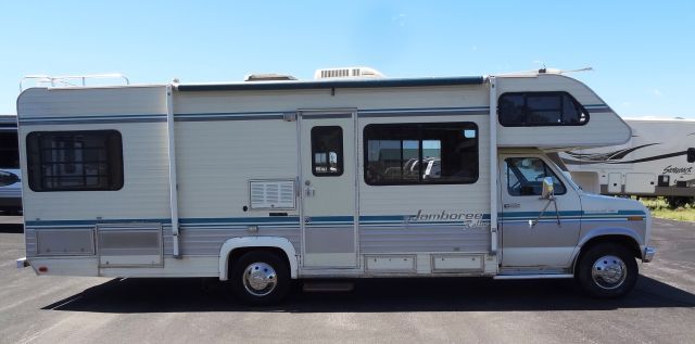 lot 2 image: 1990 Fleetwood Jamboree Rallye 27Y Class C Motorhome