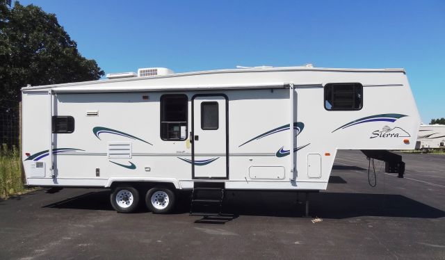 lot 4 image: 2000 Forest River Sierra 27RKSS 5th Wheel wSlide-out