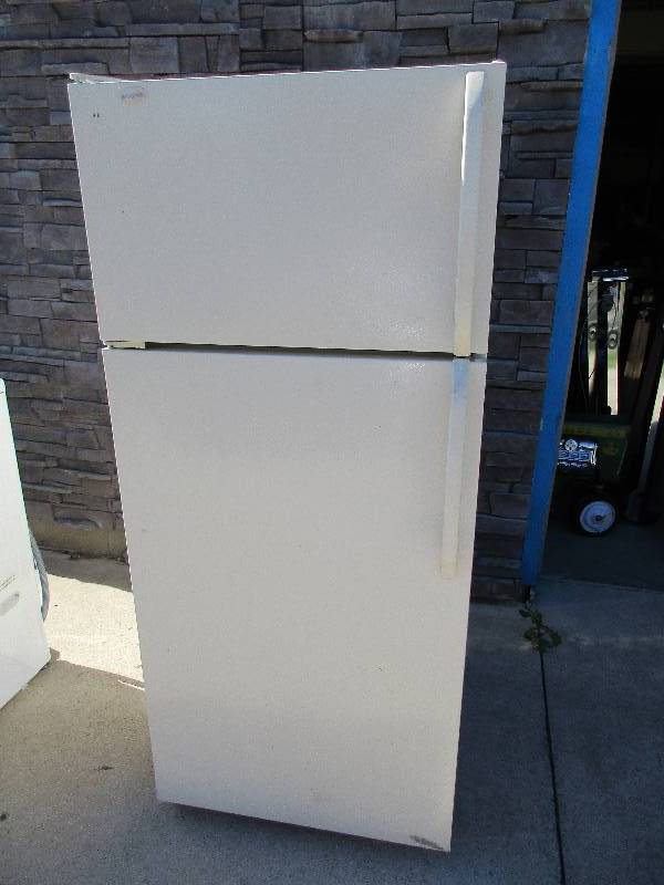 lot 2 image: Fridgidare Fridge