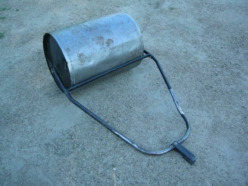 lot 11 image: Pull-behind lawn roller