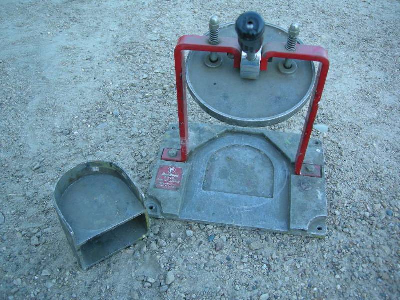 lot 17 image: Vintage paint can lid sealer