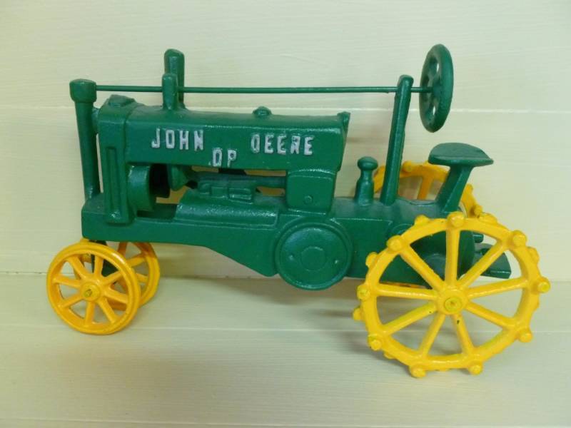 lot 6 image: Cast Iron Tractor