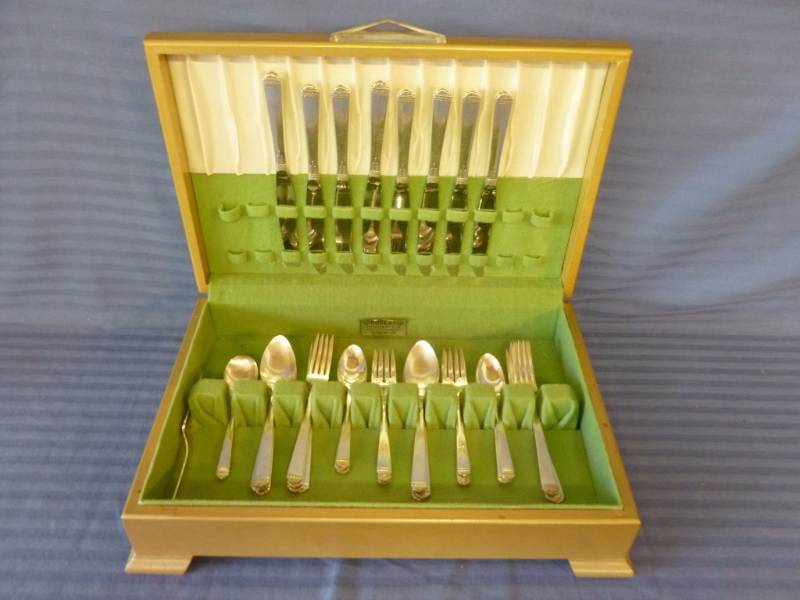 lot 7 image: Vintage 1881 Rogers Silverplate