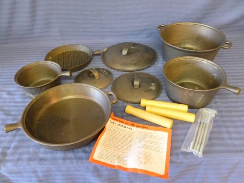 lot 8 image: Cast Iron Pan Set