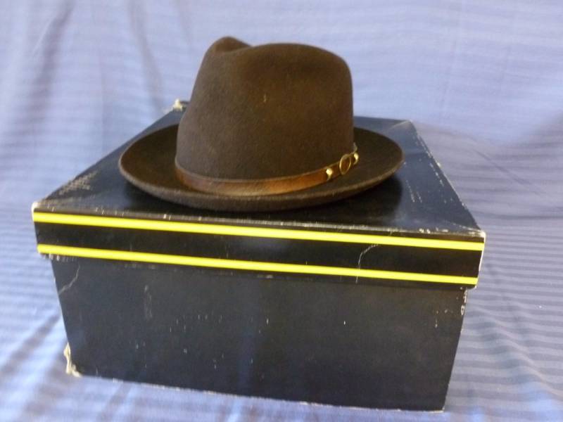 lot 14 image: Vintage Dobbs Hat