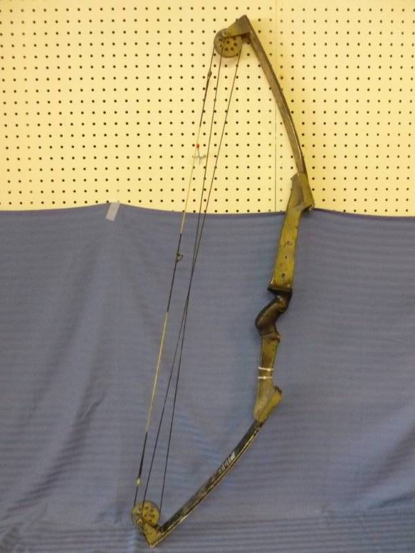lot 17 image: Compound Bow