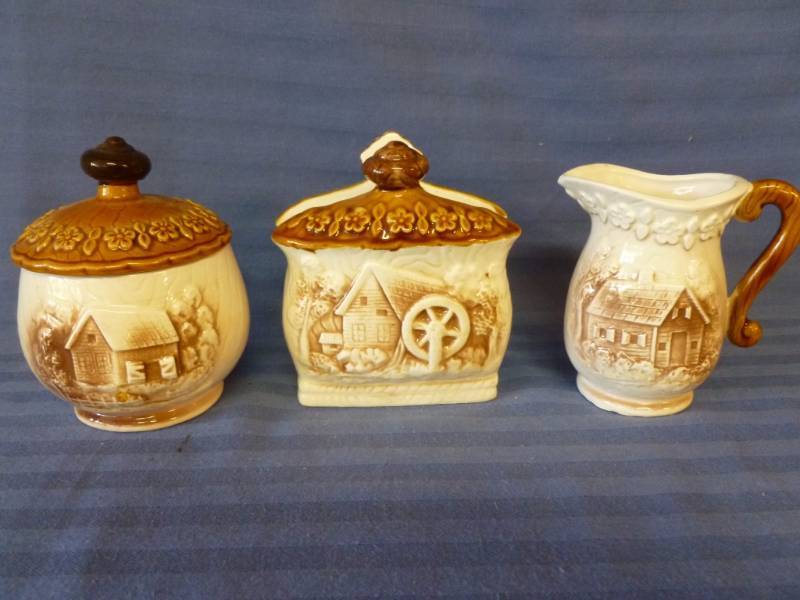 lot 23 image: Kitchen Set