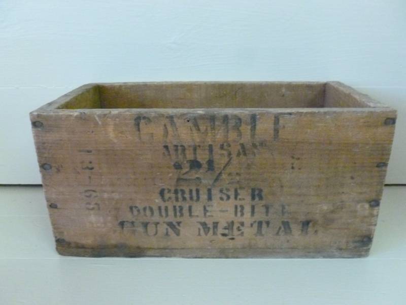 lot 28 image: Vintage Wooden Box