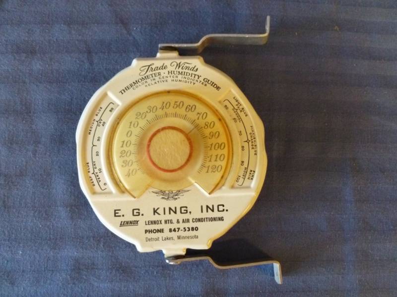 lot 43 image: Vintage Metal Thermometer