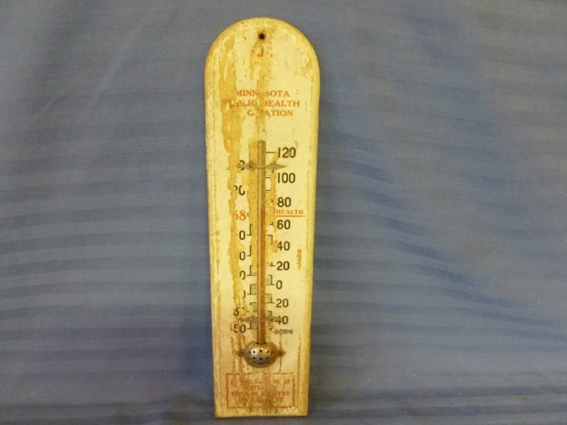 lot 44 image: Vintage Wooden Thermometer