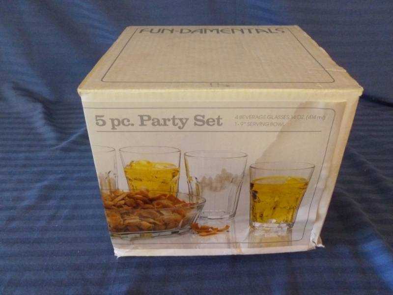 lot 100 image: Glass Party Set