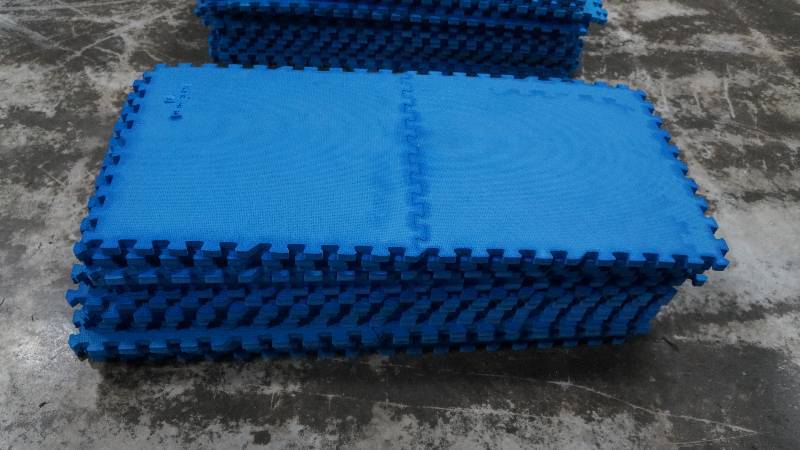 Lot of 12 x 12 Foam Pads (144 Sq. Ft.)