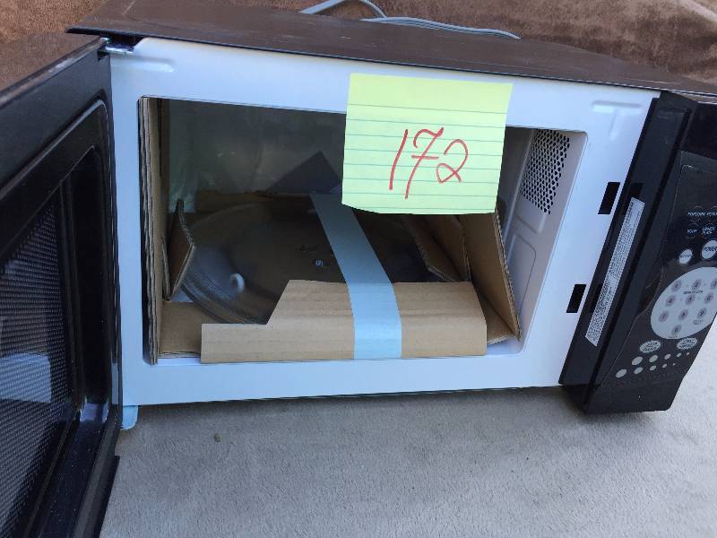 lot 172 image: Magic Chef 0.7 CU Microwave