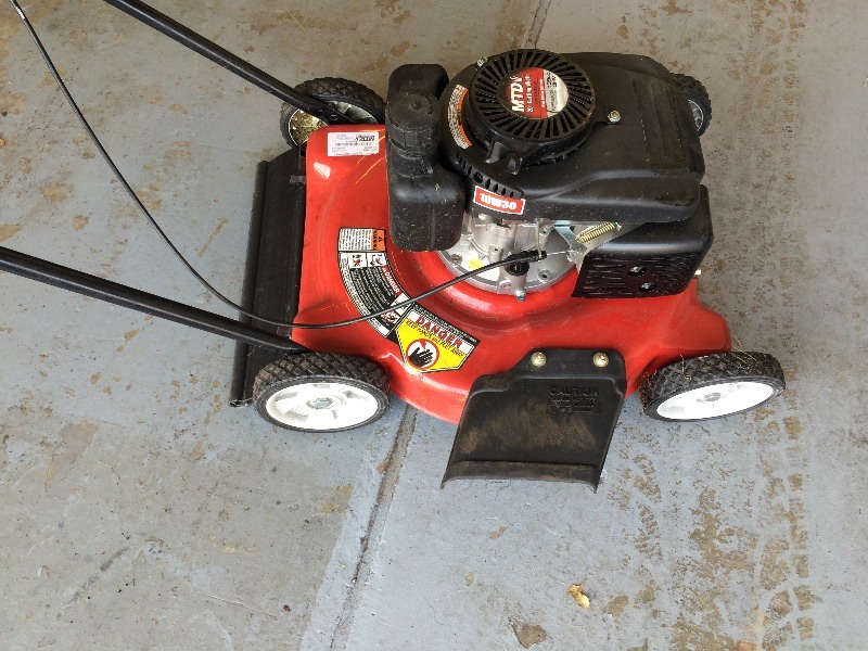 lot 4 image: MTD Lawn Mower 20 cut