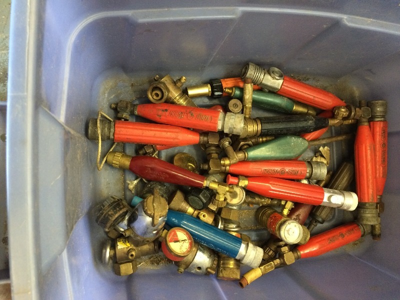 lot 27 image: Acetylene hoses, gauges, tips, handles Assorted lot - some new