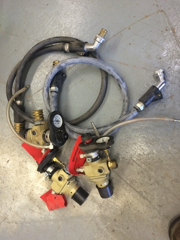 lot 89 image: Spray Painter regulators and hose accessories - great for regulating the spay pressure at your belt. Lot of 5