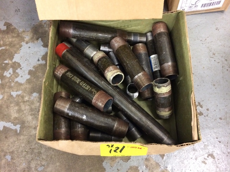lot 121 image: Large to of 12 try 1 black iron gas pipe nipples (12 to 12)  assorted fittings