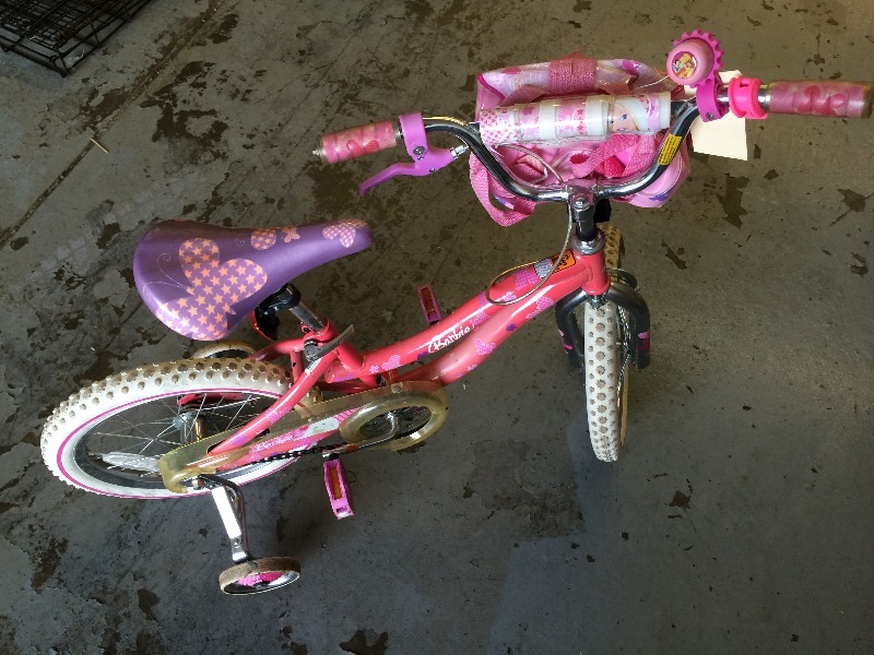 lot 135 image: Little Girls Bike with training wheels