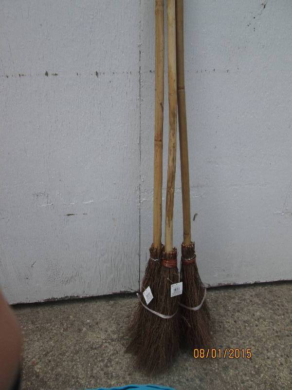 Lot of brand new decorative straw b...