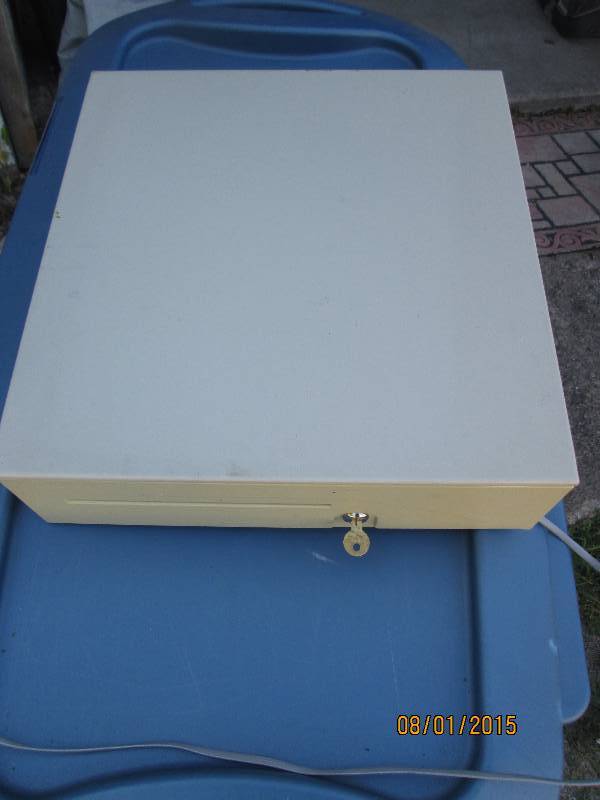 Nice cash drawer with key and opene...