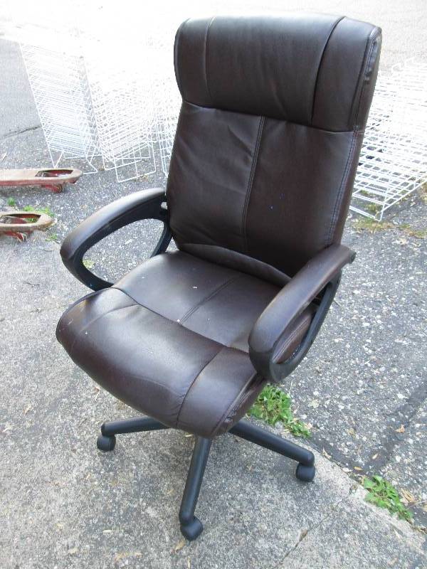 Nice clean office chair...