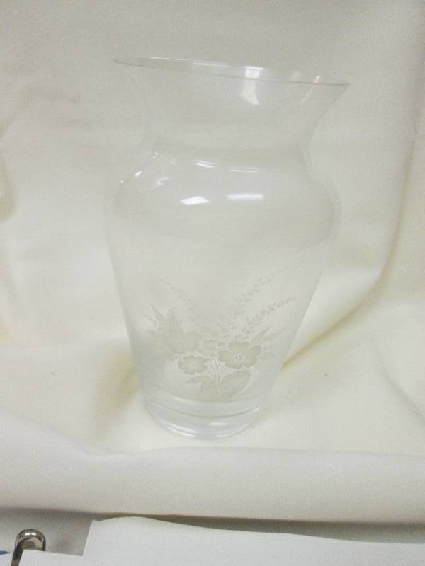 Avon Floral Bouquet Crystal Vase...