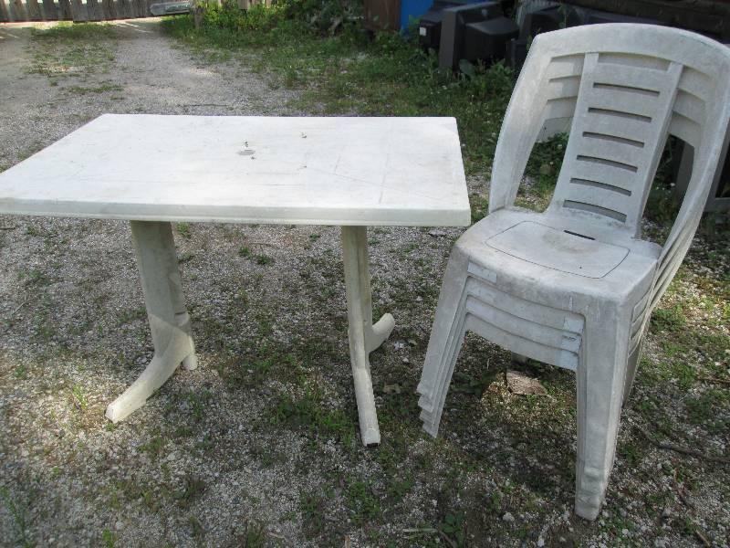 Plastic patio table with 4 chairs...