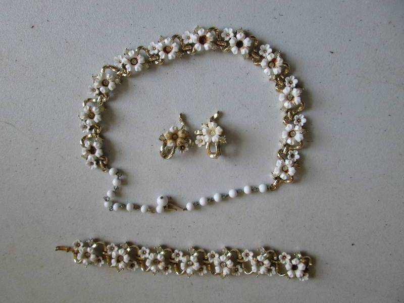 Beautiful necklaces, earrings, brac...