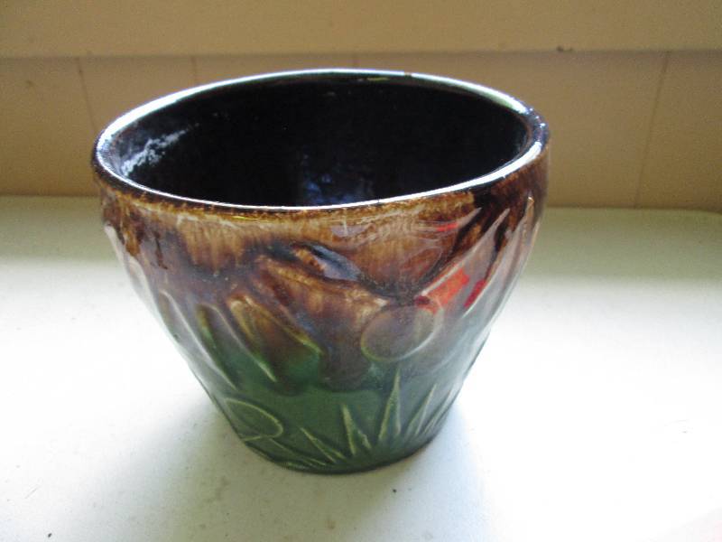 Collectible pot looks like Redwing...