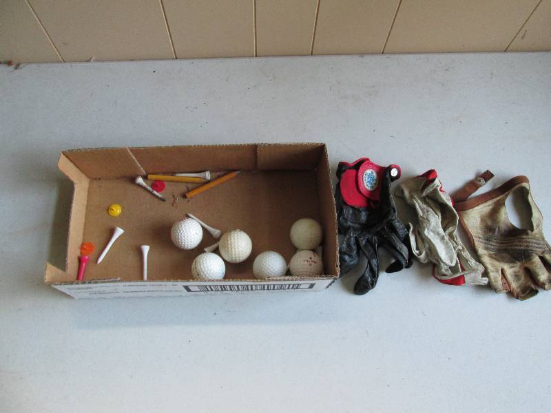 Golf set, 3 leather gloves, balls, ...