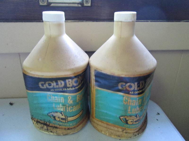 2 quarts chain saw bar oil new...