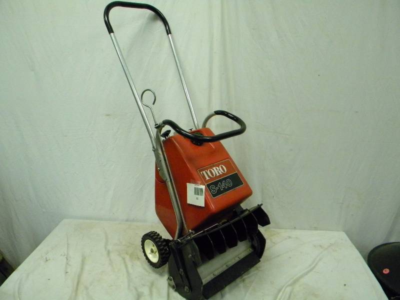 lot 16 image: TORO S140 Snow Thrower