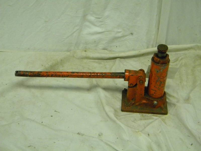 lot 28 image: Hydraulic Jack