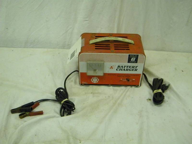 lot 41 image: Battery Charger