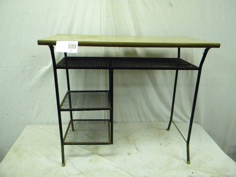 lot 49 image: Desk