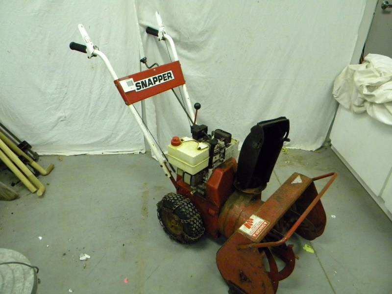 lot 14 image: Snapper snowblower