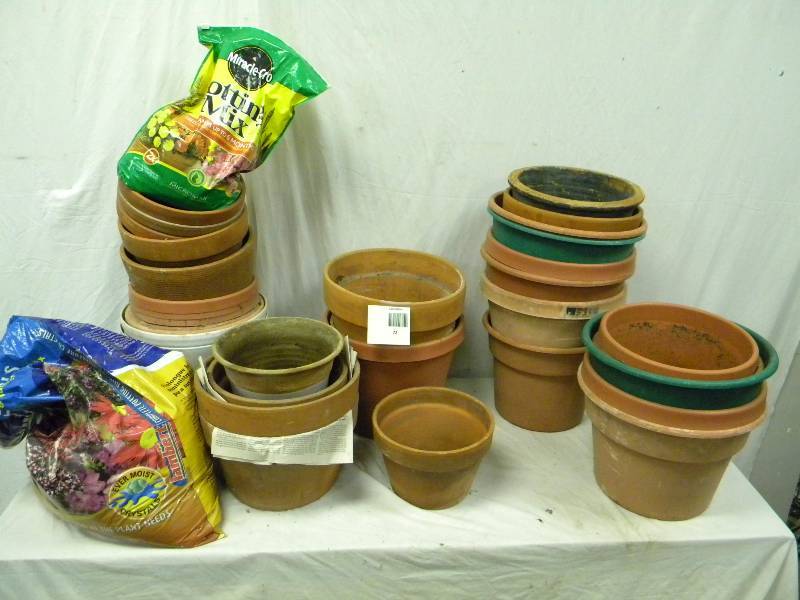 lot 72 image: Large Potting Lot