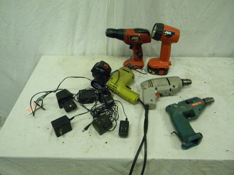 lot 81 image: Drill and charger Lot